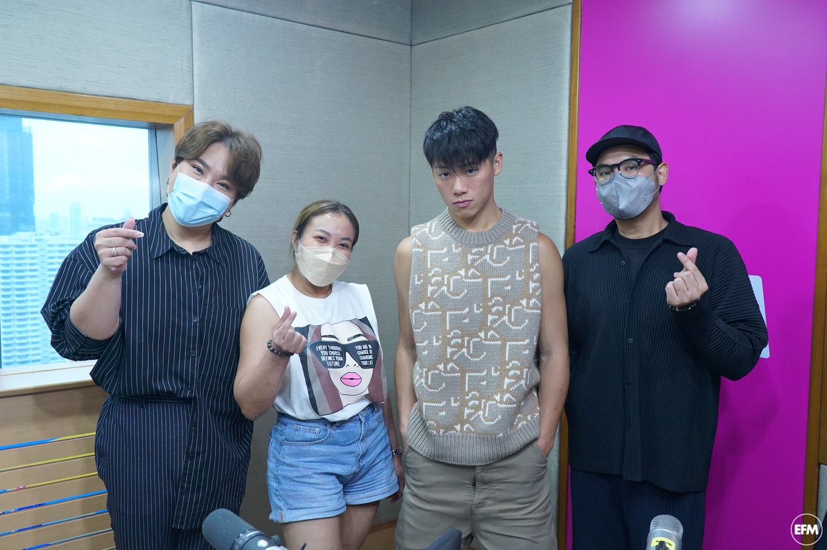 EFM_STATION's tweet photo. และก่อนจบรายการ สามดีเจไม่ก็ลืมสอนภาษาไทยให้ #ฟ่านเฉิงจาง  โดยดีเจสอนให้เขาพูดคำว่า "ขอบคุณครับ , แล้วเจอกันใหม่นะครับ , ผมรักทุกคนครับ" ทำเอาเรียกรอยยิ้มและเสียงหัวเราะกันเต็มห้องจัดเลยทีเดียว
https://t.co/b52R6JptpH

#AintNothing #แฉข่าวเช้า #EFM94 #คลื่นวิทยุอีเอฟเอ็ม94 https://t.co/xkaIwAKsQM