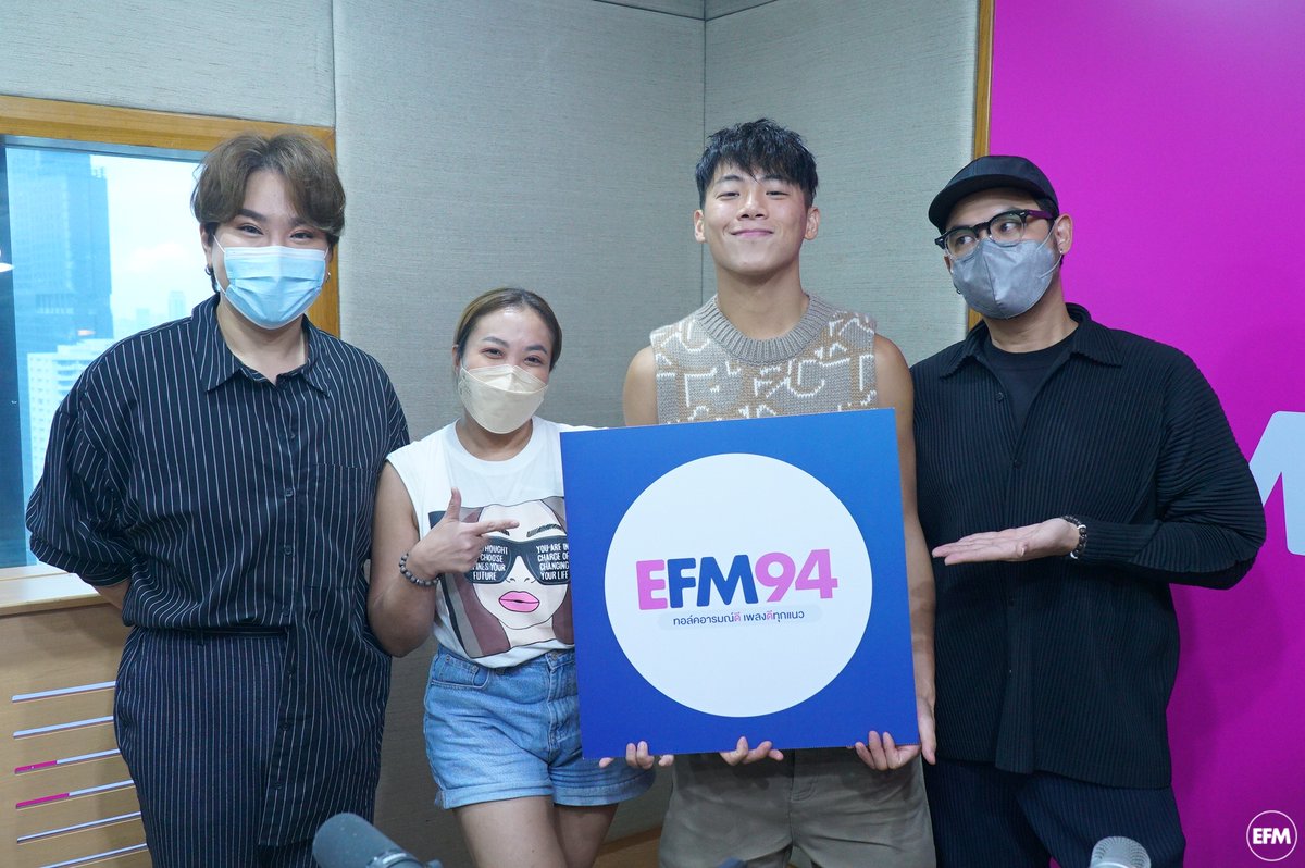 EFM_STATION's tweet photo. และก่อนจบรายการ สามดีเจไม่ก็ลืมสอนภาษาไทยให้ #ฟ่านเฉิงจาง  โดยดีเจสอนให้เขาพูดคำว่า "ขอบคุณครับ , แล้วเจอกันใหม่นะครับ , ผมรักทุกคนครับ" ทำเอาเรียกรอยยิ้มและเสียงหัวเราะกันเต็มห้องจัดเลยทีเดียว
https://t.co/b52R6JptpH

#AintNothing #แฉข่าวเช้า #EFM94 #คลื่นวิทยุอีเอฟเอ็ม94 https://t.co/xkaIwAKsQM