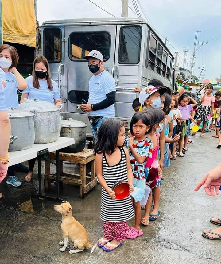 fundacionhuelli's tweet photo. Haciendo fila para comidita 🥺
Ojala le hayan compartido también a él https://t.co/mwZTlAY4xL