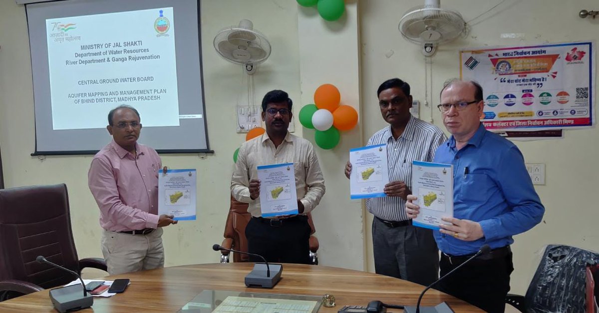 CGWB_CHQ's tweet photo. Sh. S K Srivastava, Scientist, CGWB-NCR, presented and shared NAQUIM report of Bhind district with district collector Bhind Madhya Pradesh.
@MoJSDoWRRDGR https://t.co/gQXqahgVhw