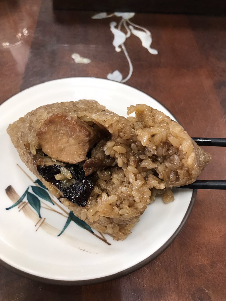本日のお昼ご飯は肉粽（肉のちまき）と刈包（チャーシューバーガー）。
２つで95元≒430円。
ちまきも美味しいけれど、特にこの刈包が美味。
刈包は中にパクチー、ピーナッツ粉、高菜、チャーシューが入っており、それをふわふわの蒸しパンで挟んでます。
台湾来られた際は是非お試しを💁‍♂️