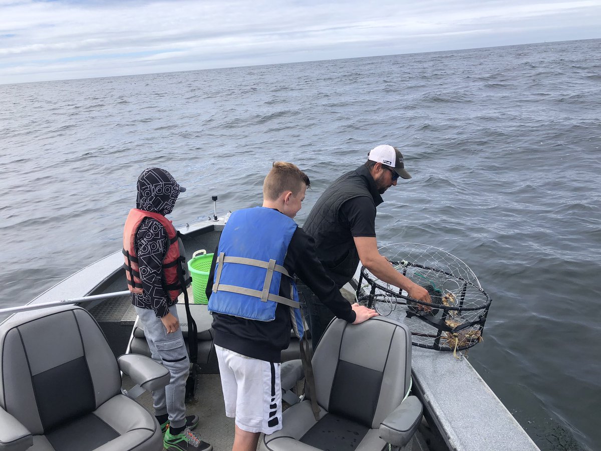 EuhusBeaver's tweet photo. Great crabbing, dinner, and #SnipeHunt with Jason and his family!
https://t.co/aCxtHGrwBl https://t.co/2I8L3rNpH2