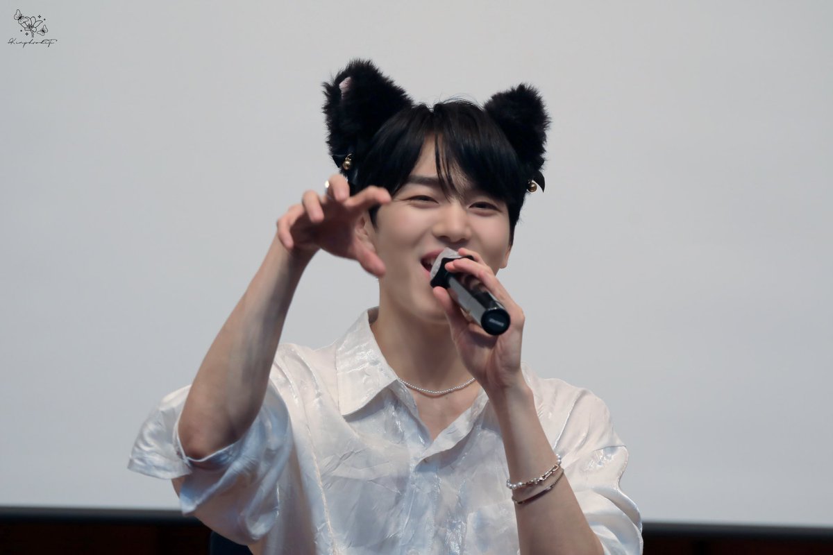 Kinphrodite's tweet photo. 220819 비트로드 팬싸인회    

야옹🐱🤍

#펜타곤 #키노 #남신키노  
#PENTAGON #KINO  
@CUBE_PTG https://t.co/2mLx88SuRs
