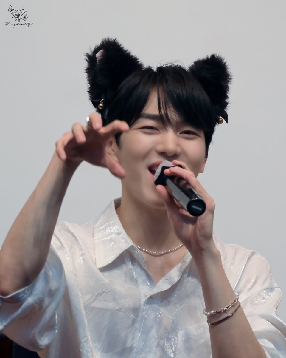 Kinphrodite's tweet photo. 220819 비트로드 팬싸인회    

야옹🐱🤍

#펜타곤 #키노 #남신키노  
#PENTAGON #KINO  
@CUBE_PTG https://t.co/2mLx88SuRs
