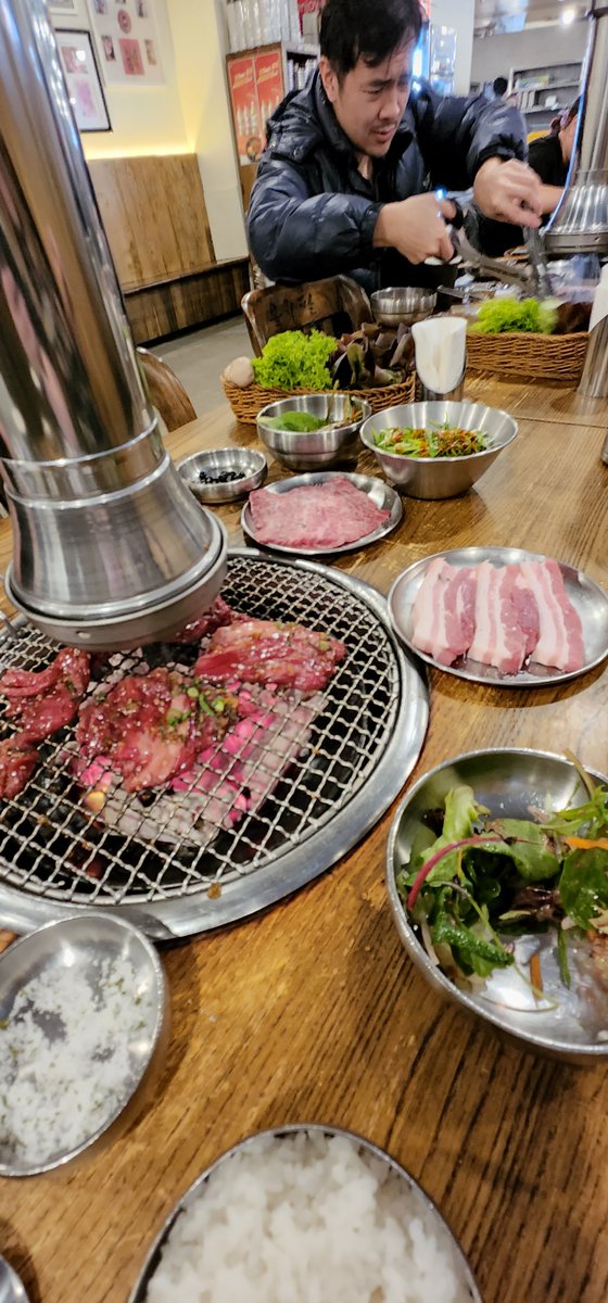 quorralyne's tweet photo. Lunchtime featured adventures in Korean BBQ with this fantastic chica 😎 @jesstemporal.
#sydney #auth0 #okta #diybbq https://t.co/qI2oLKF1Hu
