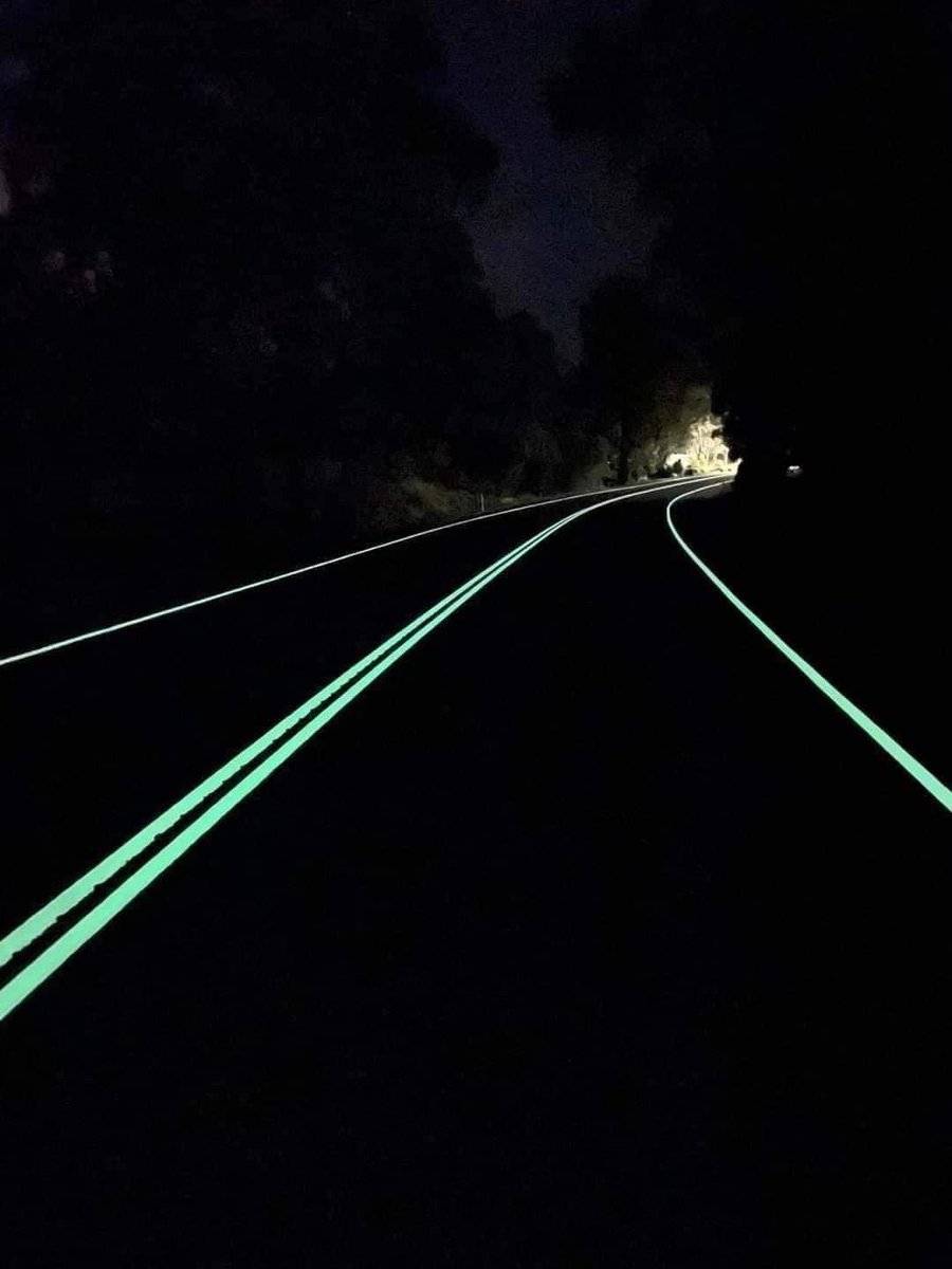 KhairulAbror1's tweet photo. Glow In The Dark Highway. 😍

Macam ni kalau balik lewat malam pun bestt walaupun jalan sunyi. https://t.co/aIbV7TBZ13