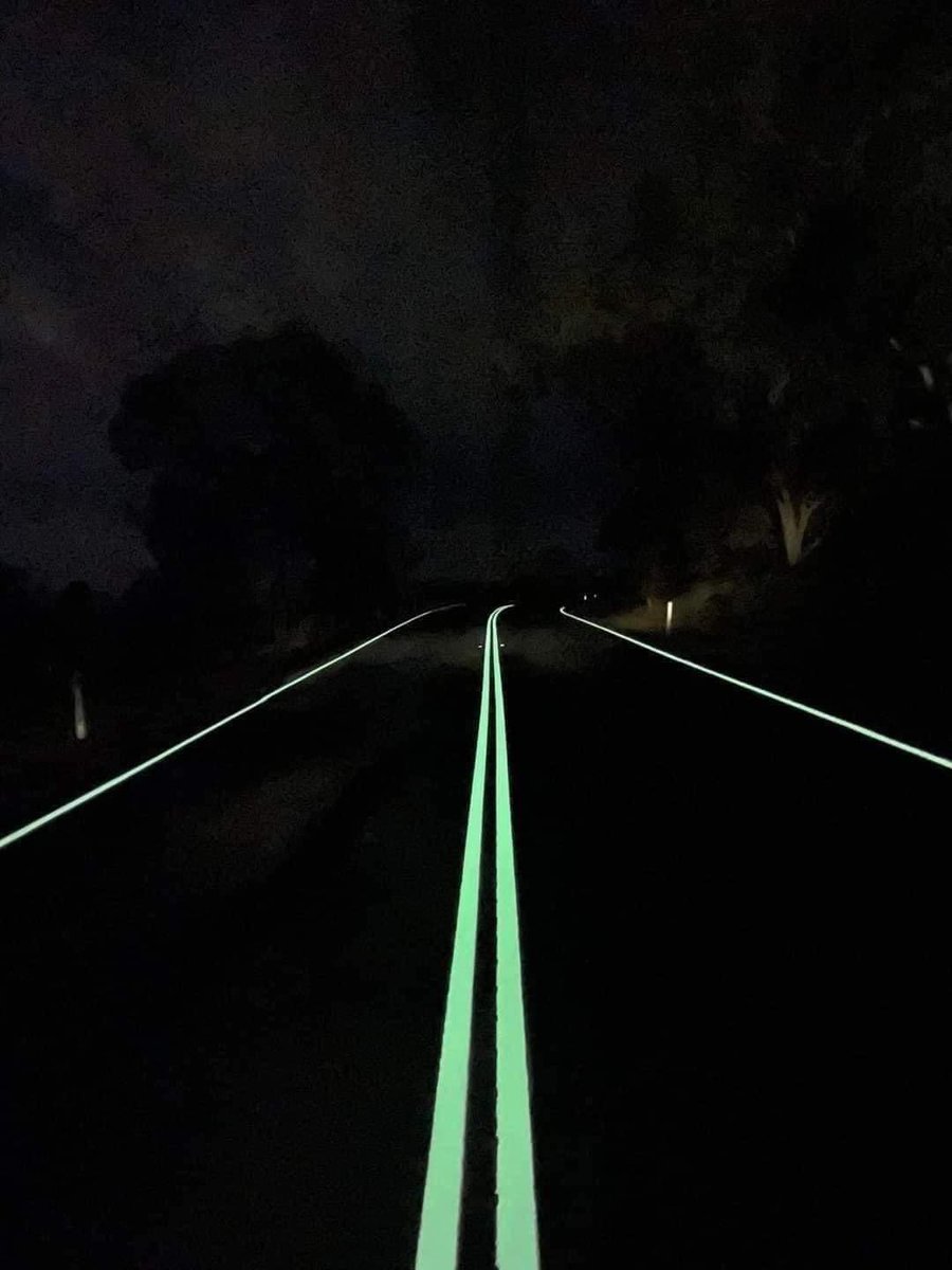 KhairulAbror1's tweet photo. Glow In The Dark Highway. 😍

Macam ni kalau balik lewat malam pun bestt walaupun jalan sunyi. https://t.co/aIbV7TBZ13