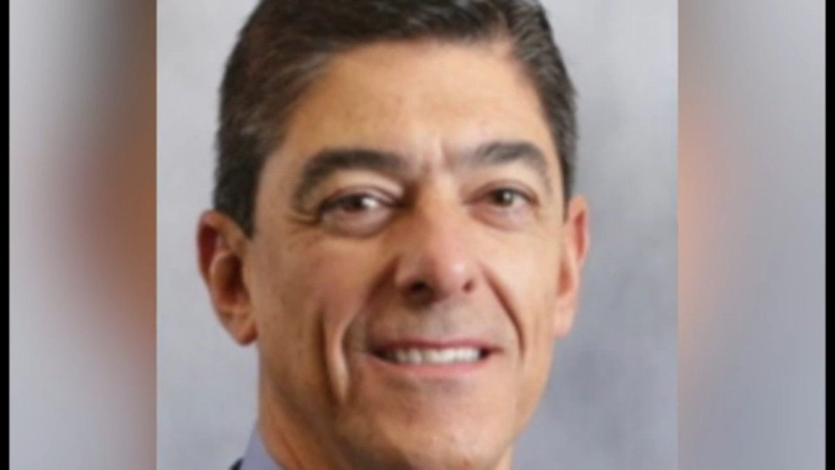 ABC7NY's tweet photo. Bed Bath &amp; Beyond executive dies after fall from high-rise apartment balcony, source says https://t.co/m1c5QAiJGJ https://t.co/G45cQYyeas