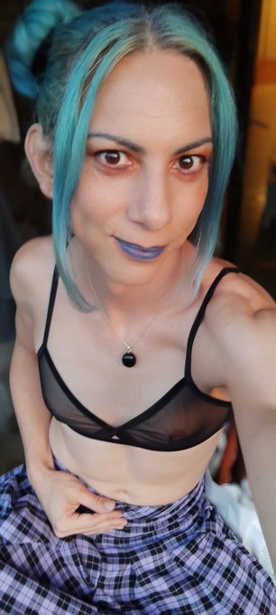 1 pic. I love experimenting with outfits and make up :)
@transloverxx2 @SamuelReborn @ErectionAddict2