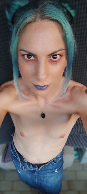 2 pic. I love experimenting with outfits and make up :)
@transloverxx2 @SamuelReborn @ErectionAddict2