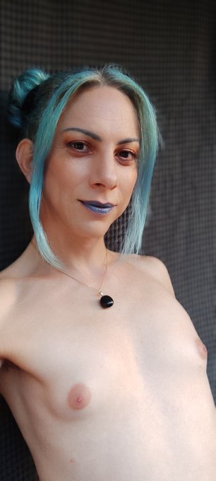 3 pic. I love experimenting with outfits and make up :)
@transloverxx2 @SamuelReborn @ErectionAddict2