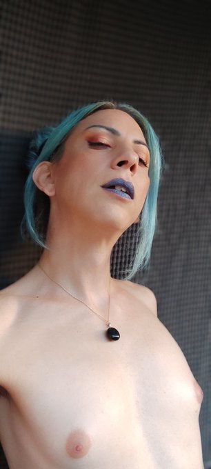 4 pic. I love experimenting with outfits and make up :)
@transloverxx2 @SamuelReborn @ErectionAddict2
