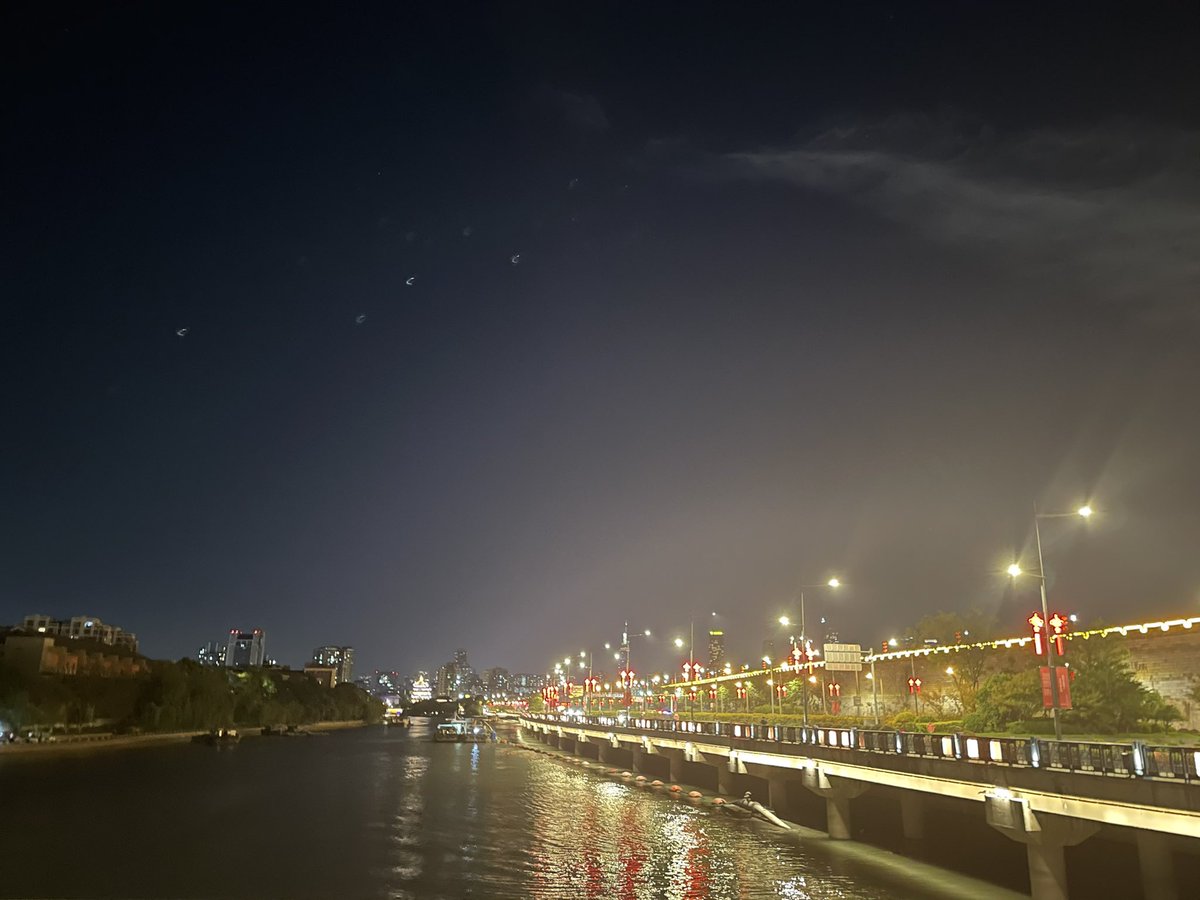 Doris6563's tweet photo. the dim light of night https://t.co/tYimEgq3PE