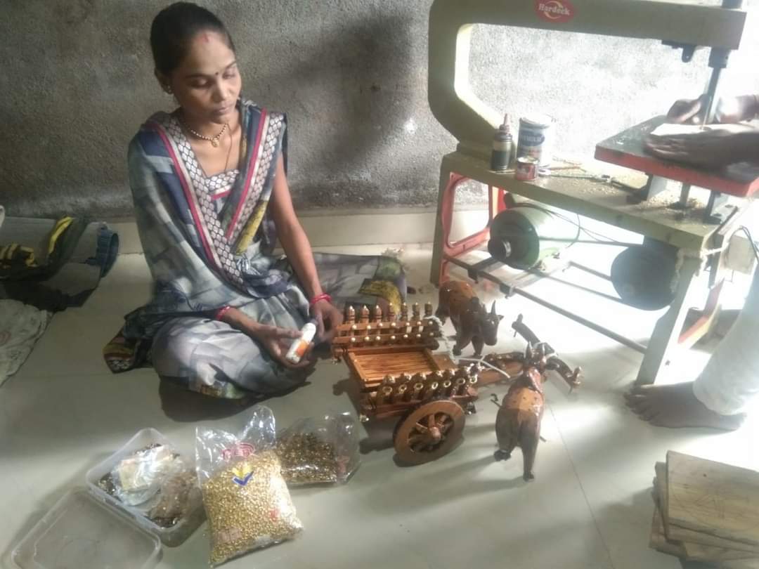 NaviUmed's tweet photo. साक्री तालुक्यातलं १७५० घरांचं कासारे गाव. इथे राहणारे भटू आणि भारती. या दांपत्याने लाकडाची एक बैलगाडी तयार केली.  तिला रंगरंगोटी करायलाही त्यांच्याकडे पुरेसे पैसे नव्हते. तरीही ती इतकी सुंदर होती की एका स्थानिक व्यक्तीनं  ती तात्काळ विकत घेतली. इथूनच त्यांचा व्यवसाय सुरु झाला. https://t.co/O8rlgcEdtH