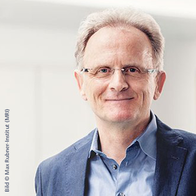 dge_wissen's tweet photo. Zentrale Unterschiede, die sich zwischen den #Ernährungsempfehlungen von @dge_wissen und der #PlanetaryHealthDiet aus dem Anwendungskontext heraus ergeben, erläutert Prof. Dr. Bernhard Watzl @MRI_Aktuelles auf #DGE_Blog. #10Regeln https://t.co/dYXPjJq6tZ https://t.co/kj9Zha8mSK