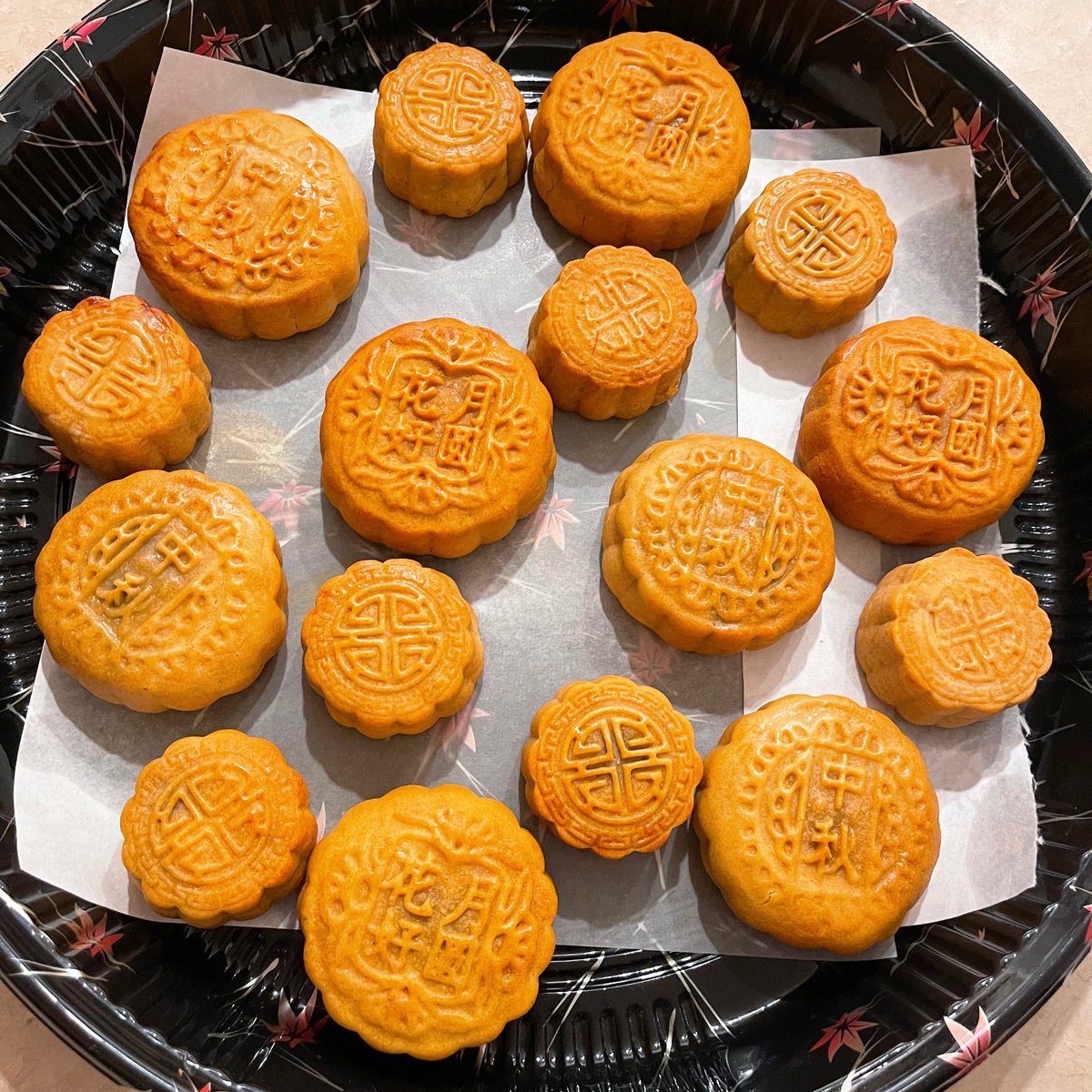 kiwigummy's tweet photo. Homemade by Mom!
媽整的餅,我負責做包裝女工。人靠衣裝,餅靠包裝,今年的出品都見得吓人。整咗三十幾個派街坊,自家keep兩個意思吓就算,傳統款不是我杯茶。
#在加港生活
#MadeEverythingFromScratch https://t.co/iLs5zxgbhT