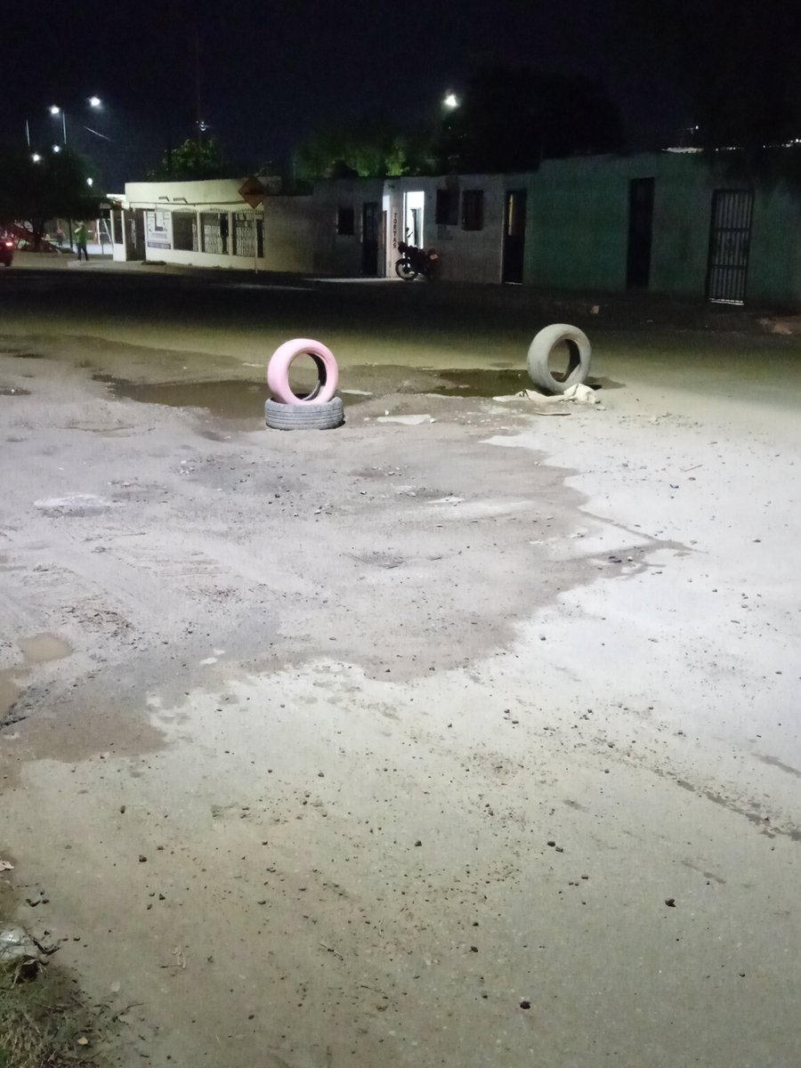 LidiaGracia8's tweet photo. Chamba para @CIDUE_HMO, cuadrilla de bacheo..megabaches en el cruce de Monteverde y Tepache en lomas de Madrid, se hace cuello de botella con el tráfico en las mañanas...@tonoastiazaran ,@HermosilloGob , @RiverNatasha https://t.co/Xkle4QhI3m