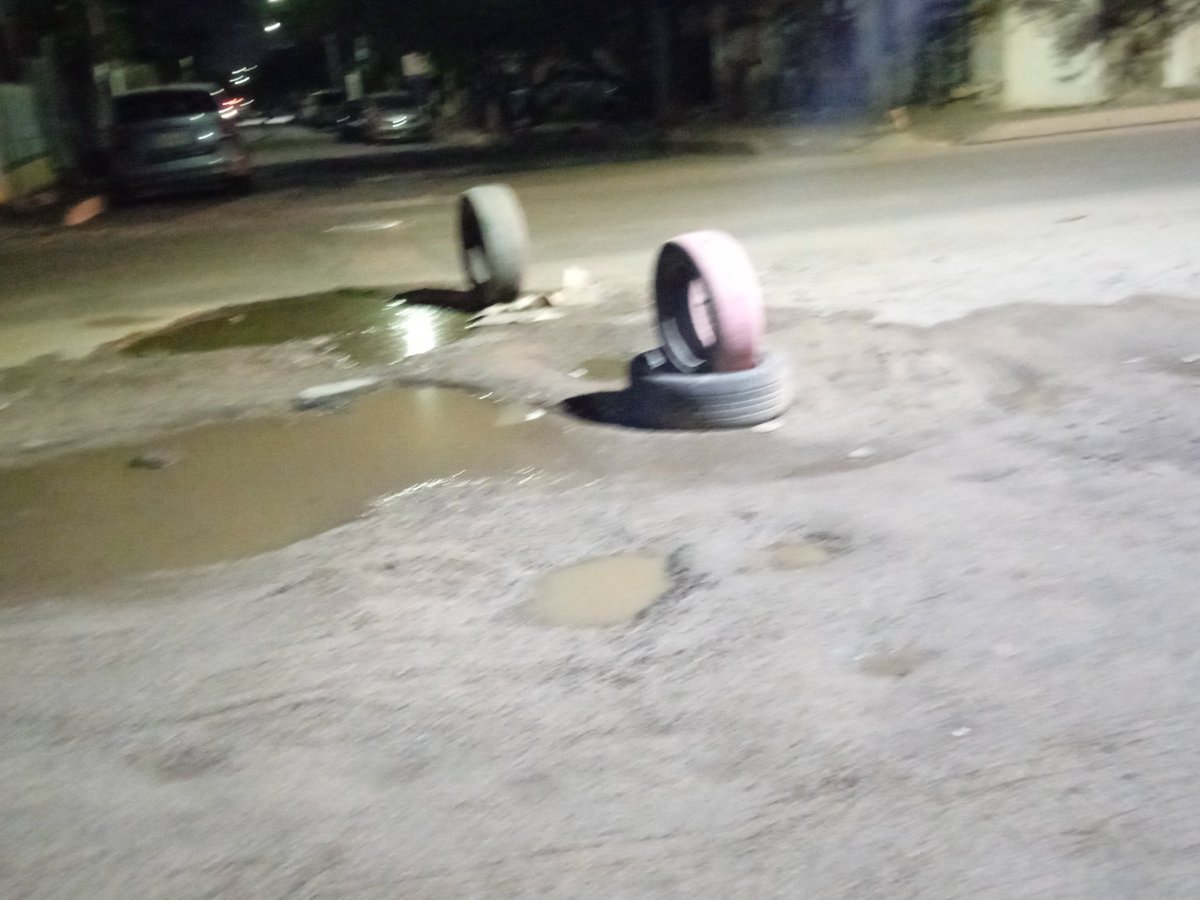 LidiaGracia8's tweet photo. Chamba para @CIDUE_HMO, cuadrilla de bacheo..megabaches en el cruce de Monteverde y Tepache en lomas de Madrid, se hace cuello de botella con el tráfico en las mañanas...@tonoastiazaran ,@HermosilloGob , @RiverNatasha https://t.co/Xkle4QhI3m