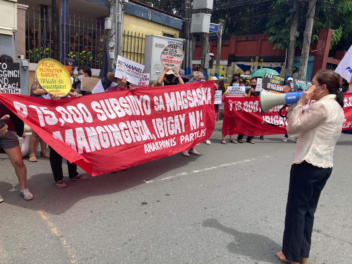 KANINA -- Sa kabila ng panggigipit ng mga pulis, matagumpay kaming nakapagprotesta habang dinidinig ang 2023 budget ng Dept of Agriculture sa Kamara.

Nanawagan kaming dagdagan ang pondo para sa fuel assistance sa mga mangingisda at magsasakang apektado ng taas-presyo ng langis.