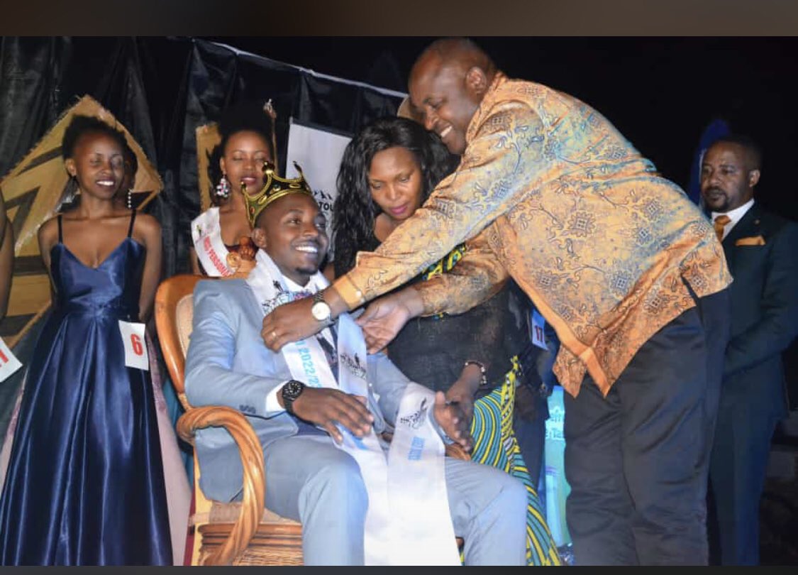 Twindicklee1's tweet photo. And I was crowned by DR HON MINISTER FOR ICT @CHRISBARYOMUNS1 https://t.co/8ejFrgEQLy