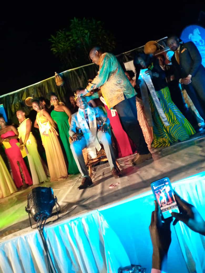 Twindicklee1's tweet photo. And I was crowned by DR HON MINISTER FOR ICT @CHRISBARYOMUNS1 https://t.co/8ejFrgEQLy