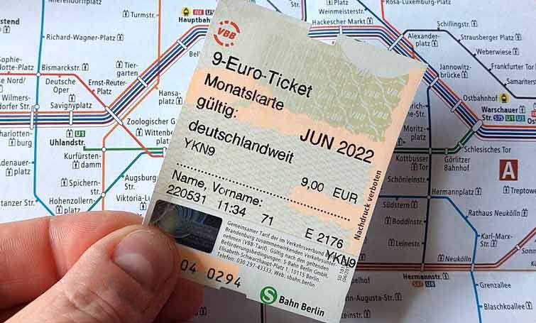 francoisedegois's tweet photo. Allemagne suite (décidément) : le ticket de transport mensuel ,unique et illimité à 9 euros , testé pendant 3 mois , est un tel succès que la mesure devrait être pérennisée pour un pass  annuel de 49 à 69 euros ! Ll’Allemagne a économisé 1,8 millions de tonnes de CO2 en 3 mois https://t.co/vgj8n3L2tr