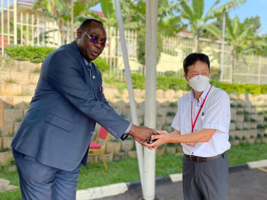 JicaUganda's tweet photo. Handover of 2 TOYOTA Hiluxes to @MinofHealthUG for #JICAproject on Patient Safety Establishment through 5S-CQI-TQM.
Mr. Fukuhara, Senior Rep of @JicaUganda applauded the Ministry’s continued efforts for patient safety and hopes these vehicles will enhance their activities. https://t.co/e18bvFy70u