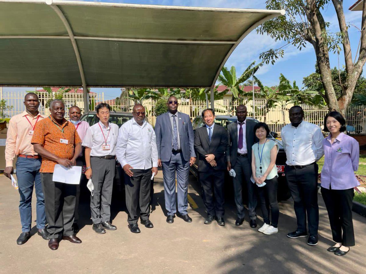 JicaUganda's tweet photo. Handover of 2 TOYOTA Hiluxes to @MinofHealthUG for #JICAproject on Patient Safety Establishment through 5S-CQI-TQM.
Mr. Fukuhara, Senior Rep of @JicaUganda applauded the Ministry’s continued efforts for patient safety and hopes these vehicles will enhance their activities. https://t.co/e18bvFy70u
