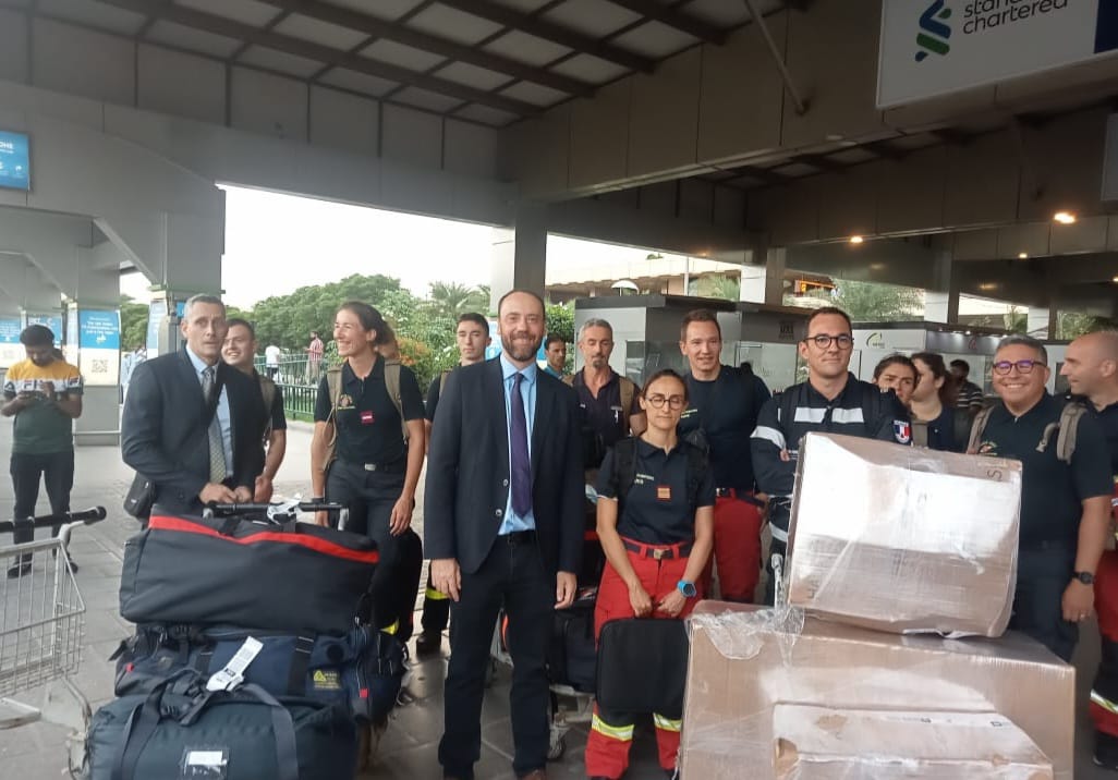 ConsulatK's tweet photo. A delegation of a technician and medical teams have arrived to Karachi with emergency aid at the request of President Macron to provide emergency relief to the flood victims affected in interior of Sindh.
#FloodsInPakistan2022 https://t.co/HIUP1M53RO