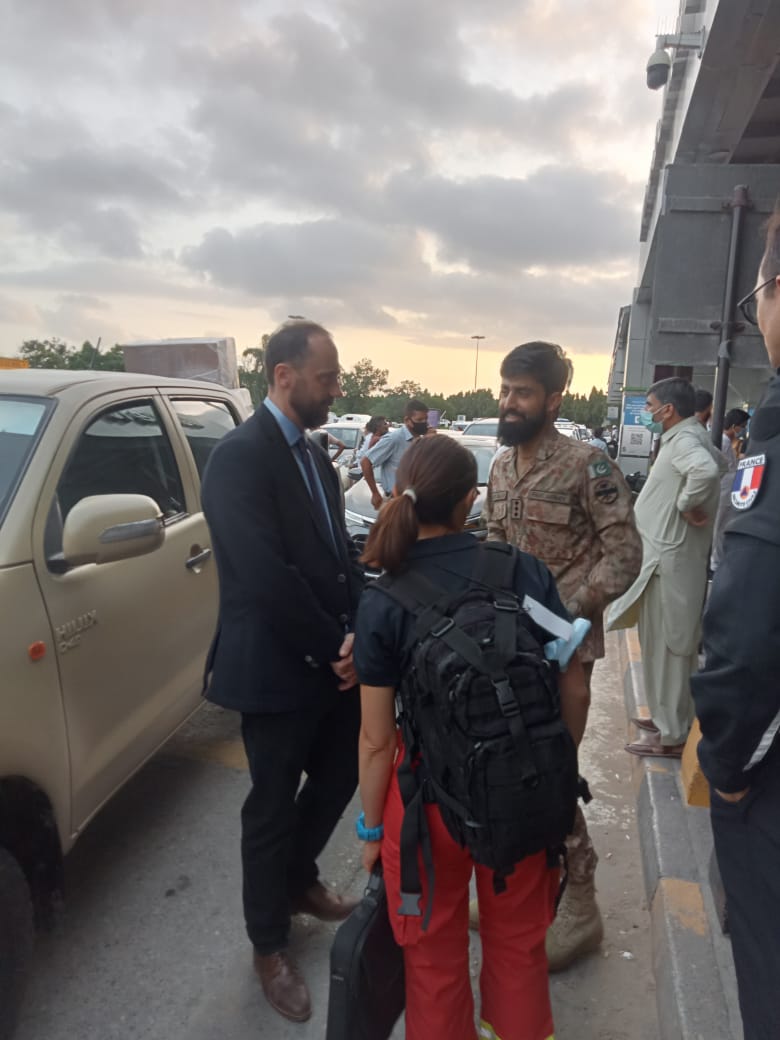 ConsulatK's tweet photo. A delegation of a technician and medical teams have arrived to Karachi with emergency aid at the request of President Macron to provide emergency relief to the flood victims affected in interior of Sindh.
#FloodsInPakistan2022 https://t.co/HIUP1M53RO