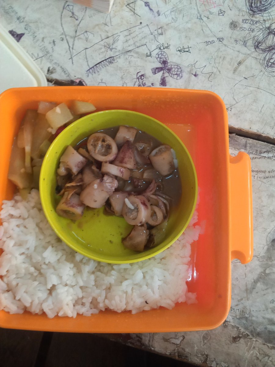 justnoname09's tweet photo. Bekal sekolah pertama yang dimasakin ibu🥹🥰 https://t.co/sZOrI93iog