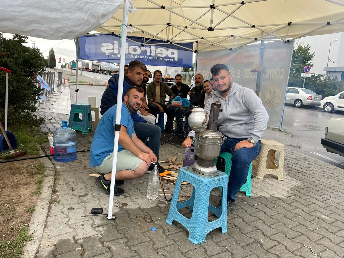 s_sendika's tweet photo. Kardeş fabrikamız Pulver Kimya işçileri 33. gününde mücadelelerine devam ediyor. 

Yaşasın Pulver işçilerinin onurlu mücadelesi! https://t.co/qMDBKJGzcD