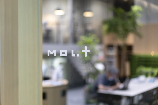 mmpweb's tweet photo. 博多駅筑紫口に誕生した「博多イーストテラス」内のハイブリッド型スモールオフィス『Mol.t (モル・ト)』のオリジナルサウンド＆音響設計プランニングを、マスターマインドプロダクションが担当しました。
Sound Produced by Master Mind Productions, Inc. https://t.co/3B5KpAhgaE