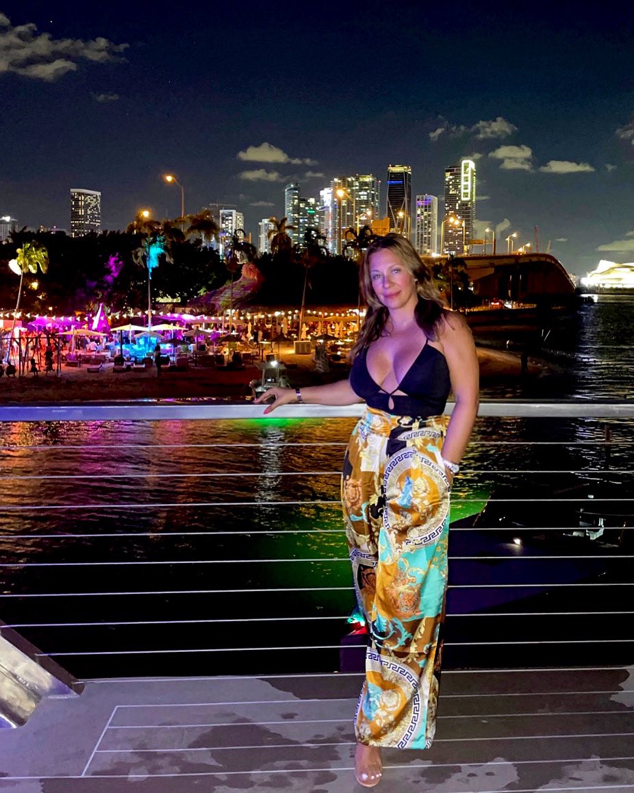 andreiamichaels's tweet photo. Think like a millionaire, Hustle like you’re broke..🌴 
#WhisperingGiants #YachtParty #MiamiBeach #Hustle #WorkViews #BossBabe https://t.co/zzZDw8gGfl