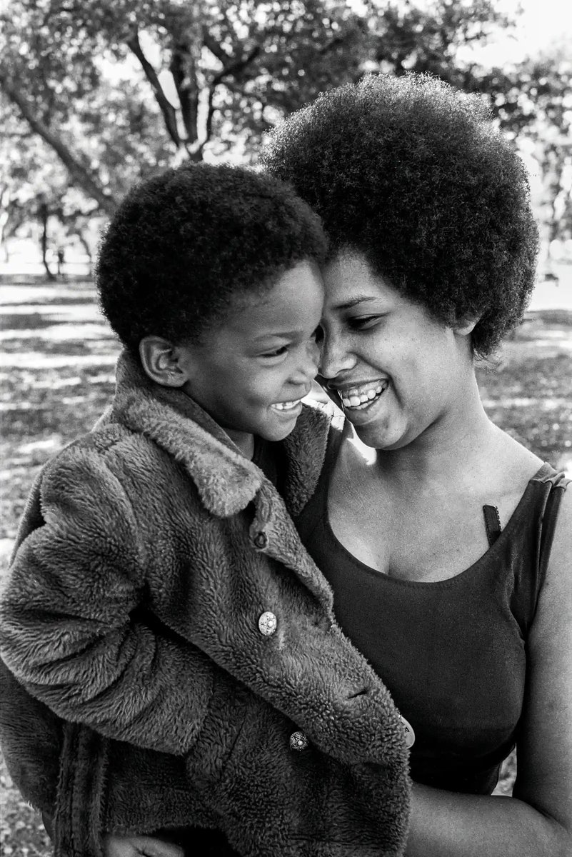 mixdevil66's tweet photo. Sisters of the revolution: A new #photobook recalls the crucial but often overlooked role played by #women in the #BlackPanther party. The photographer #StephenShames and his co-author #ErickaHuggins, the party’s longest-serving female member, look back https://t.co/vBI3t7Ie1j https://t.co/kT6ymCArzu