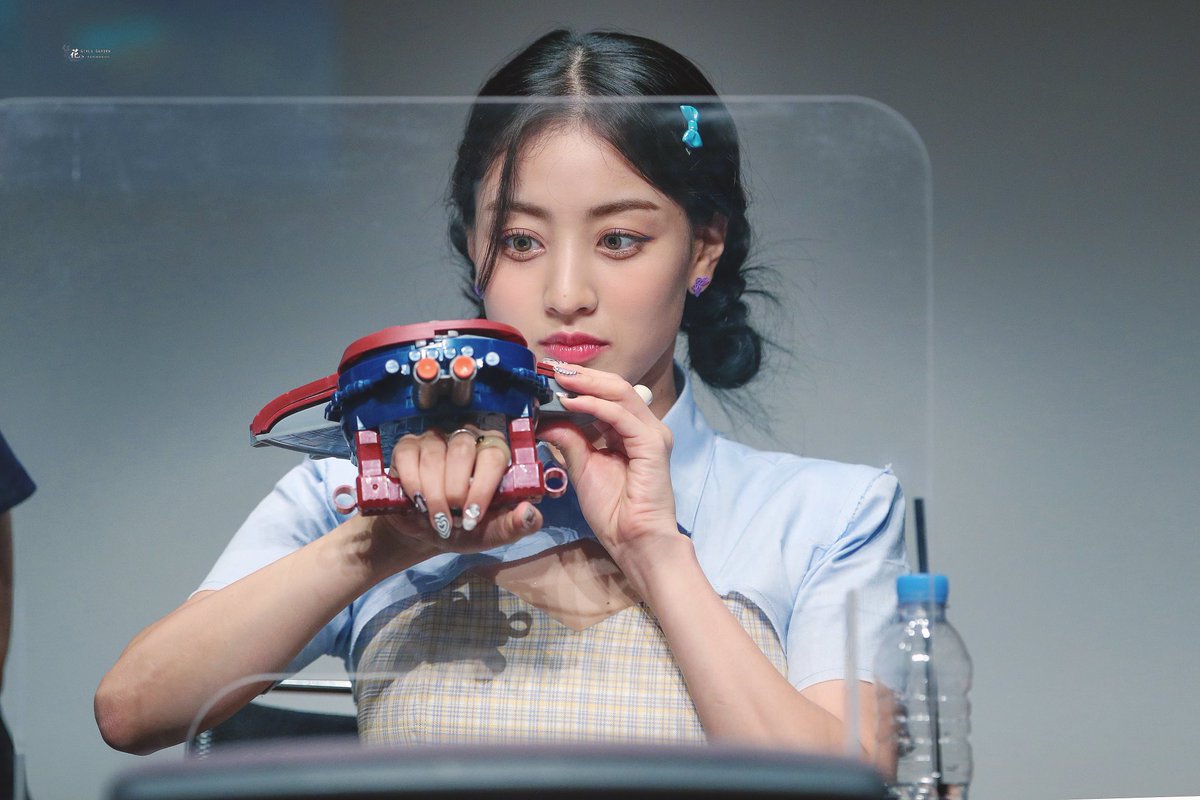 💕220903💕 ONCE gave the toy to Jihyo and told her she can shoot at Jeongyeon Jihyo: Oh nice🤩 (Start practicing ) #TWICE              #트와이스                  #지효 #JIHYO #ジヒョ