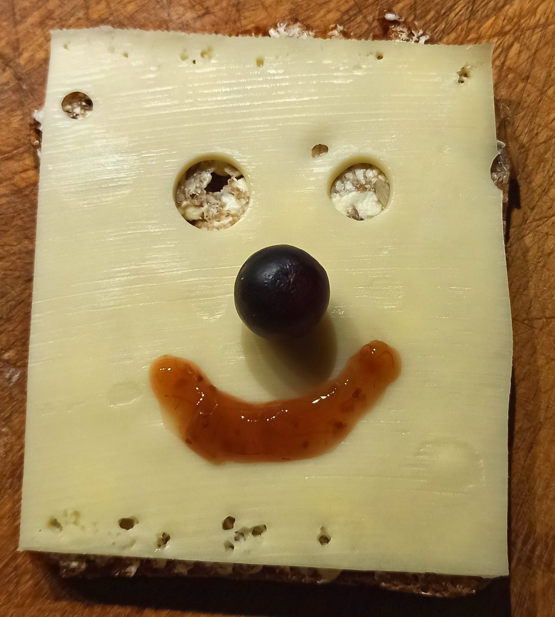 musen_pampel's tweet photo. Guten Morgen, Ihr Lieben☀
Mit diesem #Montagslächeln wünsche ich Euch einen guten Start in die neue Woche. 
#Montagslaecheln 
#ISeeFacesInThings https://t.co/hxSJaSg7FP