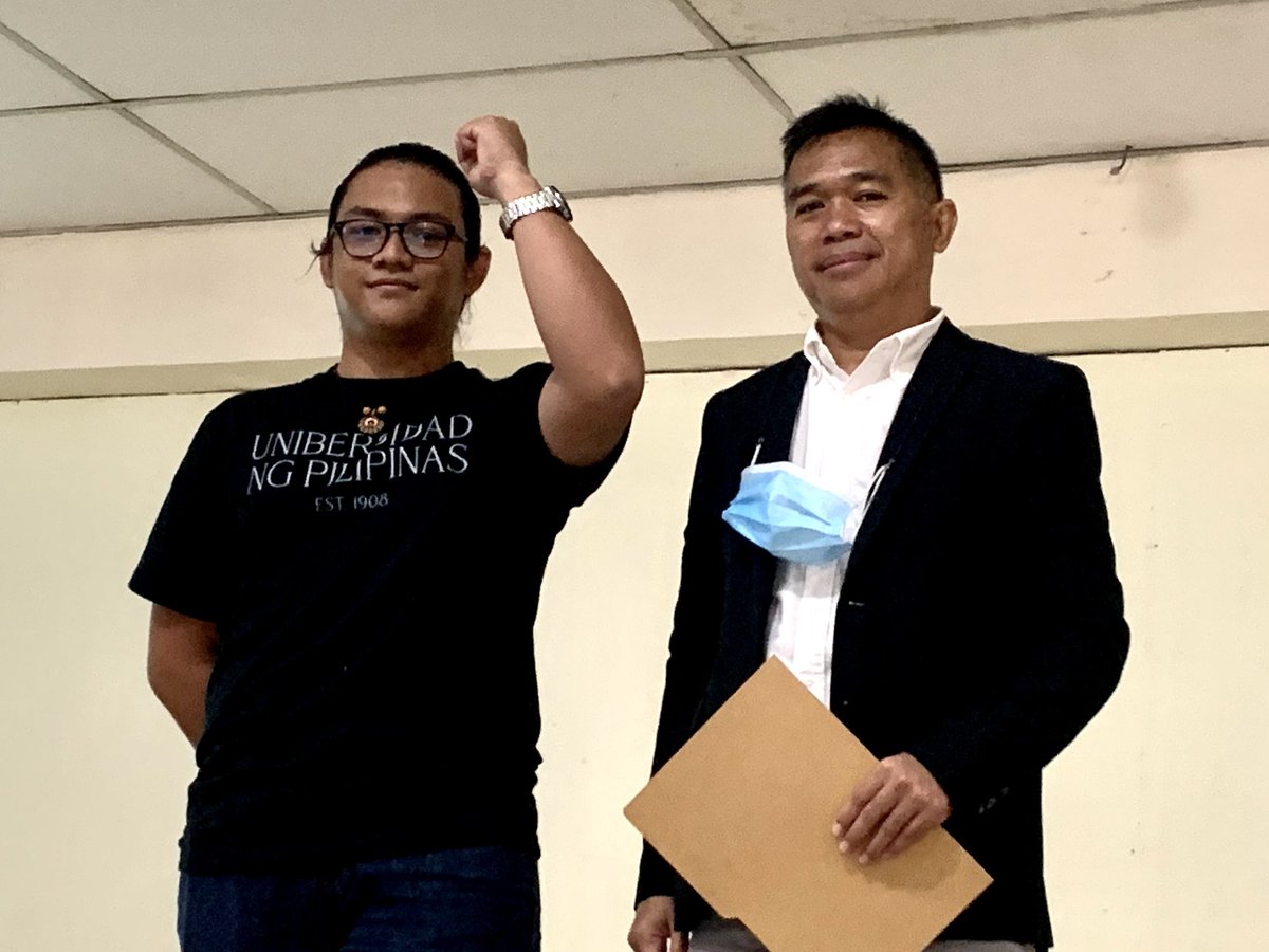 upcebutugani's tweet photo. Chancellor Leo Malagar inducts BA Psychology senior Clive Joshua Rabuya as the new Editor-in-Chief of Tug-ani.

#UPCNanditoNaAko
#OrgFair2022 https://t.co/7xfVTljrdq