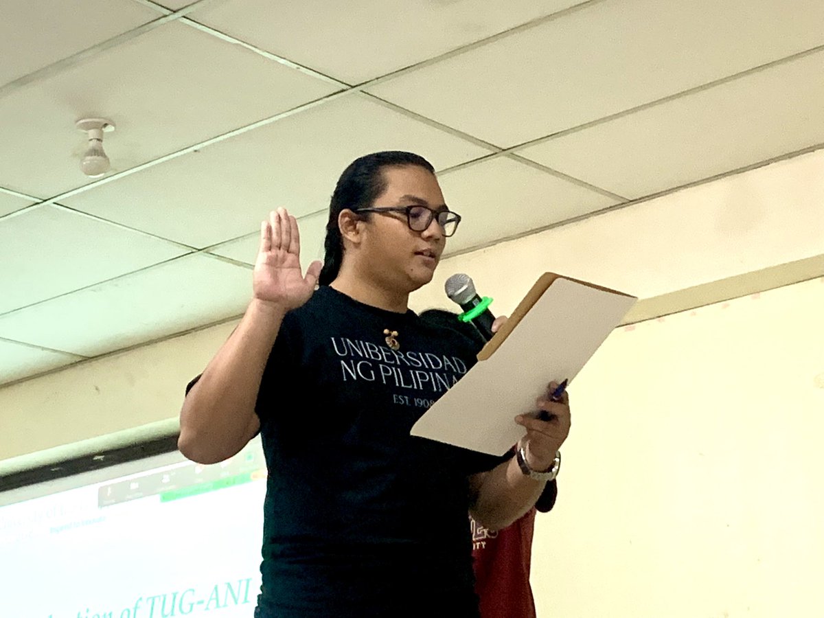 upcebutugani's tweet photo. Chancellor Leo Malagar inducts BA Psychology senior Clive Joshua Rabuya as the new Editor-in-Chief of Tug-ani.

#UPCNanditoNaAko
#OrgFair2022 https://t.co/7xfVTljrdq