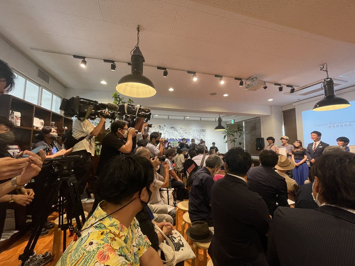 福岡市中央区、市美術館裏にある旧舞鶴中学校に「アーティストカフェ」 がオープン!。当日、高島市⻑より「ここに来ればいろんな情報が揃っていて、ライバルに出会えて、作業ができて、展示販売出来て、カルチャーが作られていく。」との、アートがもたらすワクワク感満載の挨拶で式典がスタート。