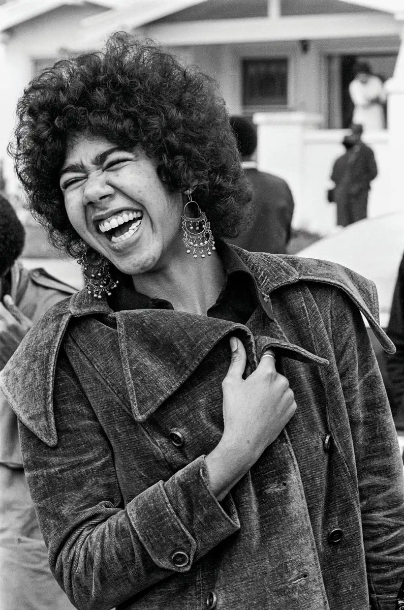 mixdevil66's tweet photo. Sisters of the revolution: A new #photobook recalls the crucial but often overlooked role played by #women in the #BlackPanther party. The photographer #StephenShames and his co-author #ErickaHuggins, the party’s longest-serving female member, look back https://t.co/vBI3t7Ie1j https://t.co/kT6ymCArzu