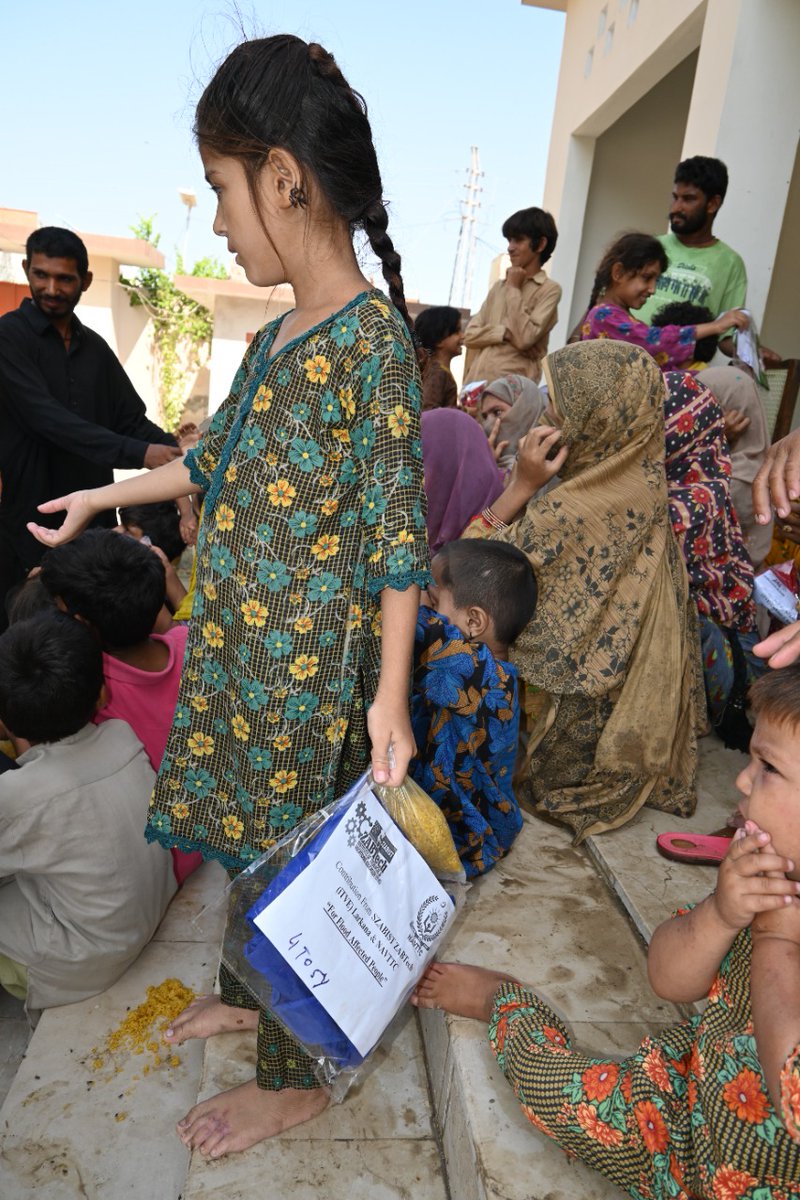 SzabistZabtech's tweet photo. SZABIST ZABTech Larkana Chapter has distributed 100 dresses amongst the flood victims in extreme need that includes clothing for kids, women and men..  these dresses were made by the trainees of ZABTech.
#SZABISTZABTechiTVE #ZabTechlrk #donation #FloodinPakistan #support https://t.co/n3RL7sy127