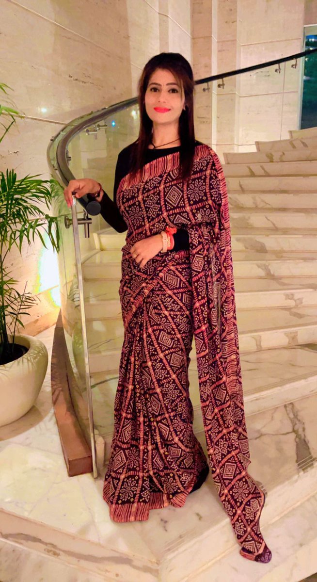 खबर मुझको तू मेरे रू ब रू
बनकर के आया है,
तू ऐसा है नही जितना कि तू बनकर के आया है,
यहां पग- पग पे रब कितनी है धोखेबाज़ ये दुनिया,
मगर ये  "वक़्त" ही मेरा "गुरु "बनकर  के  आया है !!
शिक्षक दिवस की शुभकामनाएं
#TeachersDay #शिक्षकदिवस