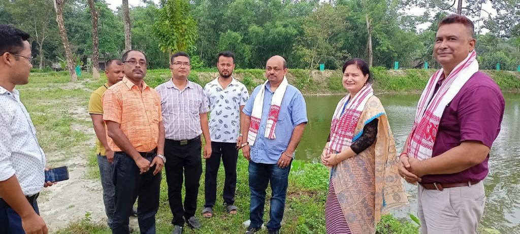 CGWB_CHQ's tweet photo. #JalShaktiAbhiyan  #CatchTheRain 2022 field visit to Lakhimpur district, Assam under the supervision of Sh Pranjol Chandra, Director, Ministry of Civil Aviation (CNO) &amp; Dr K. Radhapyari, Scientist, CGWB(TO). @MoJSDoWRRDGR https://t.co/nOTlIcVRLi