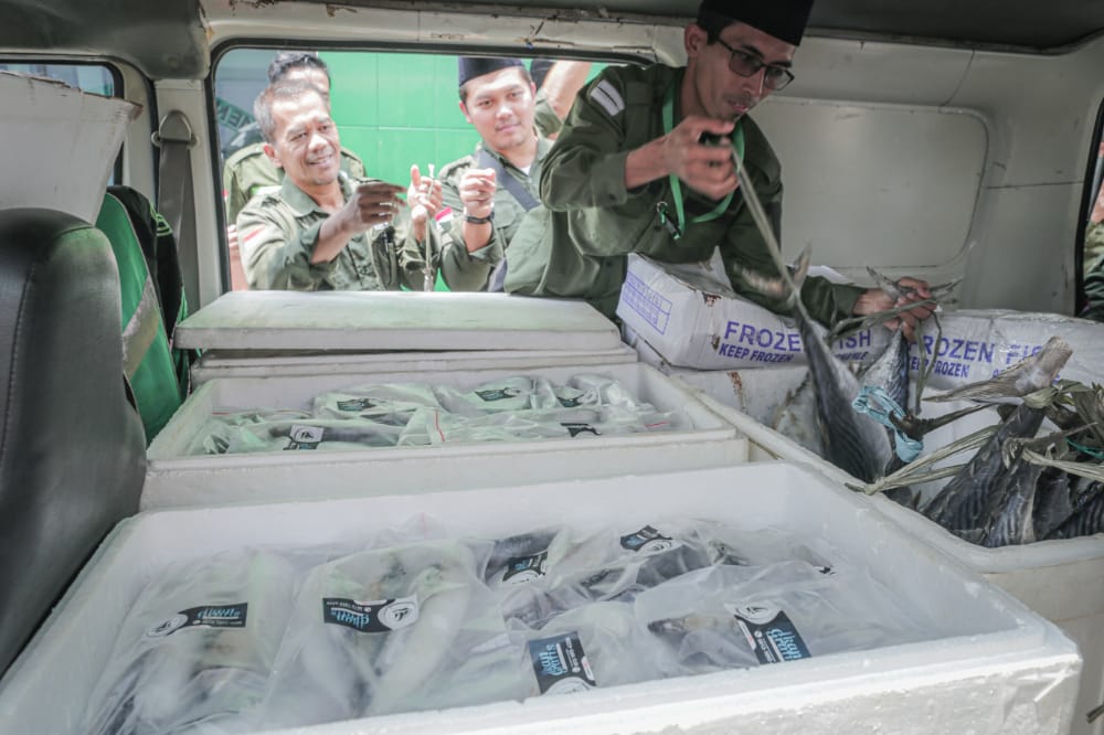 mantankorlap's tweet photo. Mogadengan Ikan Gratis dari
Serikat Nelayan NU, sebagian warga Jakarta dapat sedikit meringankan beban saudara kita
#WITJAKSONO
#SNNU https://t.co/2OVcjZqFLj