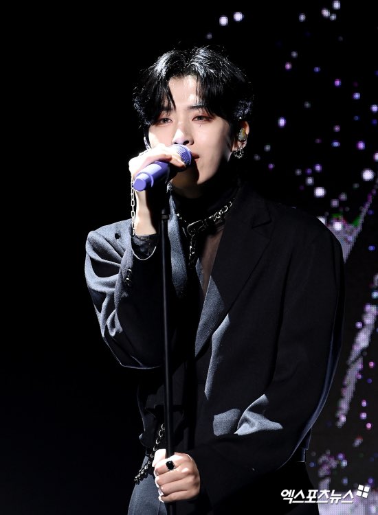 xionewring's tweet photo. saw a man so beautiful i started crying https://t.co/6Co1Ek3Fzt