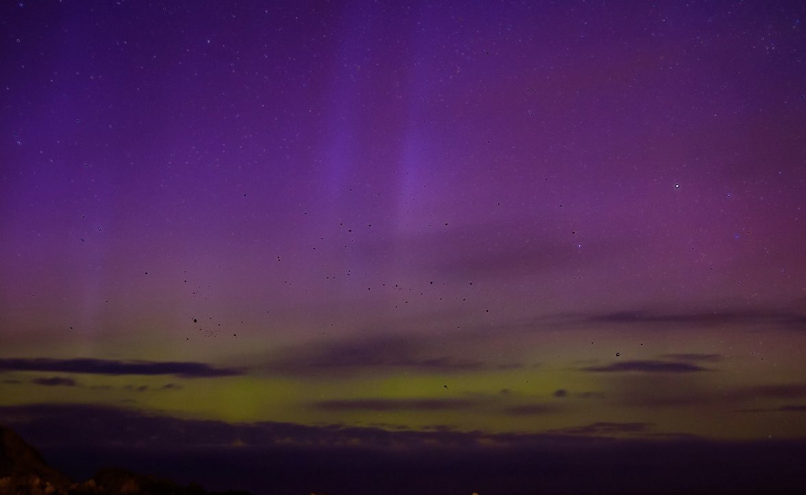 jeff_davey7's tweet photo. The cloud cleared a little and she danced. Sandend | Aberdeenshire #northernlights #AuroraBorealis https://t.co/kpdKofZvGe