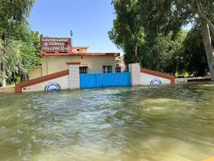 ZahidHaya's tweet photo. Water levels in Johi city have surpassed the levels of 2010 floods. The cut made in the dyke of manchar lake is supposed to divert water away yet it seems strong wave-wash pressures seem to keep the situation dangerous … https://t.co/dMowM7DUUE