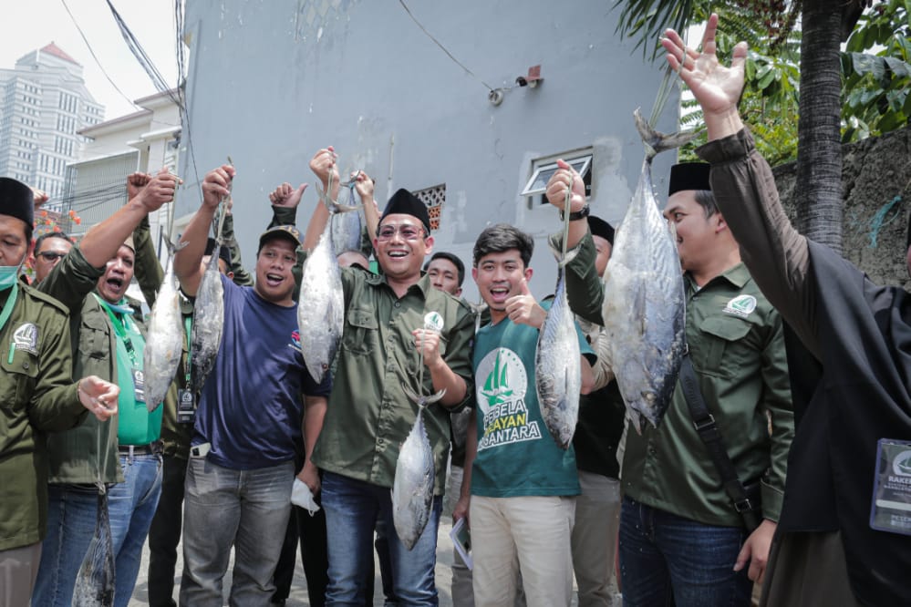 Joemint17's tweet photo. Para nelayan yg tergabung dlm Serikat Nelayan NU membagi-bagikan ikan gratis ke warga Jakarta.
Keren ini gaeess..👍👍
Ikan Gratis
Serikat Nelayan NU
#WITJAKSONO
#SNNU https://t.co/Xe9tiVpf7o