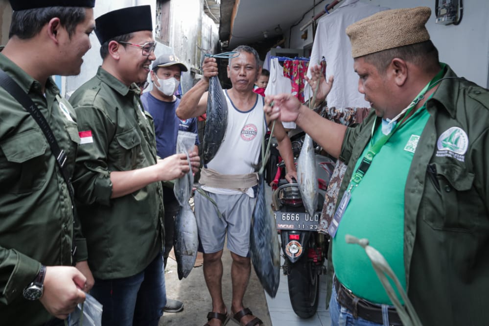 Joemint17's tweet photo. Para nelayan yg tergabung dlm Serikat Nelayan NU membagi-bagikan ikan gratis ke warga Jakarta.
Keren ini gaeess..👍👍
Ikan Gratis
Serikat Nelayan NU
#WITJAKSONO
#SNNU https://t.co/Xe9tiVpf7o